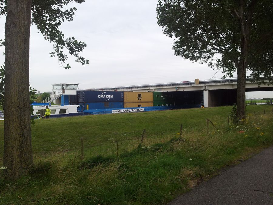 Konteyner gemisi köprü altında sıkıştı!