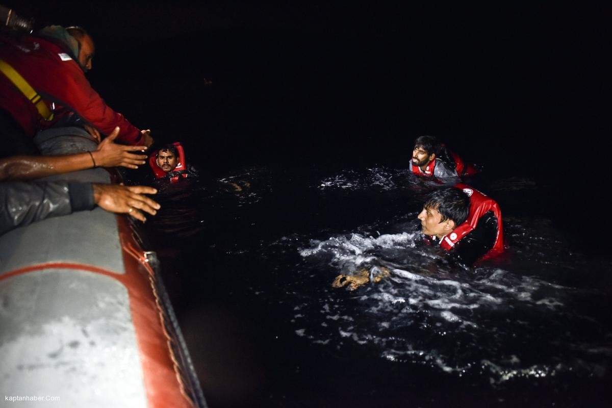 Botları alabora olan kaçaklar kurtarıldı