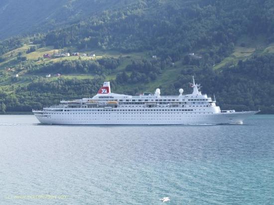 Yolcuları hastalanan gemi, geziyi yarıda kesti