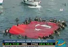 Dalgıçlar denizde Türk bayrağı açtı