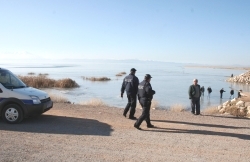 Polisin Göl Kıyısında Buz Mesaisi