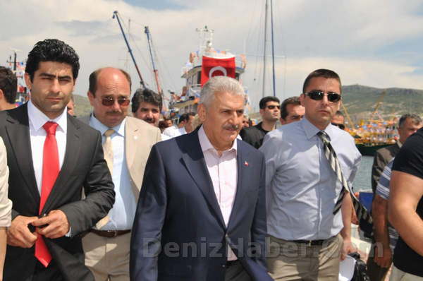 Bakan Yıldırım Foça’lı Balıkçılarla