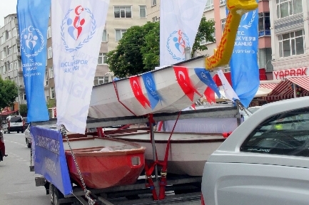 Caddelerden Tekne Geçti...