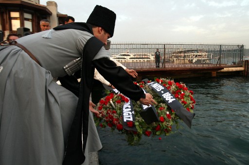 Kafkaslardan Denize Çelenk