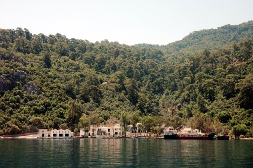 Cennet Adası'ndaki otel ve marinada inceleme