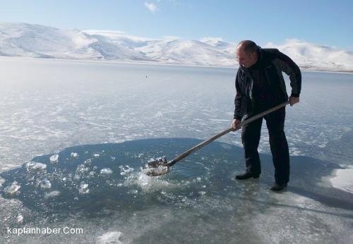Çıldır&#039;da &#039;eskimo usulü&#039; balık avı