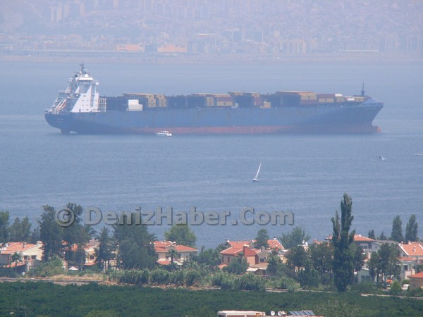 Dev Konteyner Gemisi Karaya Oturdu