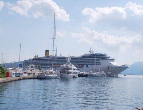 Dev Yolcu Gemisi Marmaris'teydi