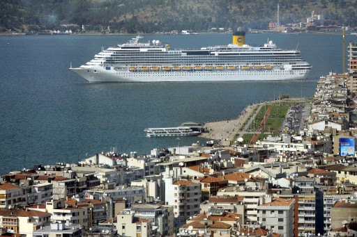 Dev Gemi Costa Serena İzmir&#039;den Ayrıldı