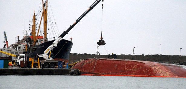 Karaya oturan kuru yük gemisi kurtarıldı