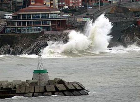 Dalgalar 4 Metreye Ulaştı