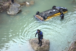 Dalgıçlar Ararken Elbiselerini Kuruttu