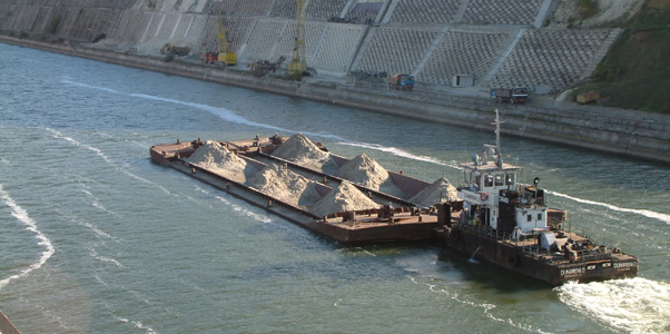 Almanya'da buzlanma gemi trafiğini durdurdu