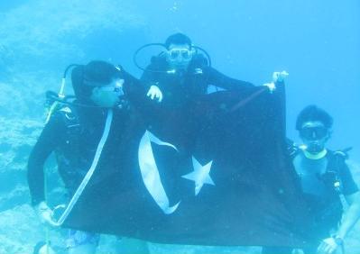 Denizin 27m Altında Bayrak Açıldı