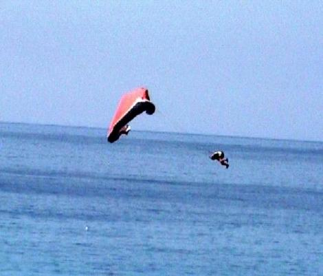 Paraşütçü 30 Metreden Denize Çakıldı