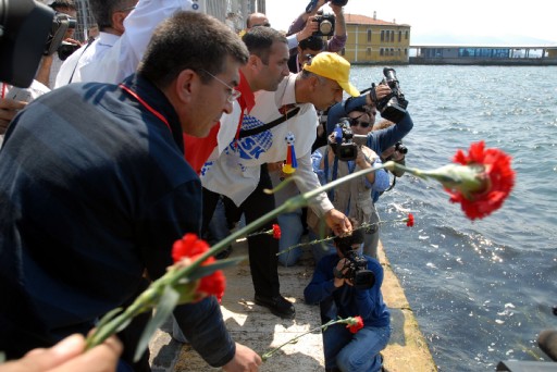 1 Mayıs İçin Denize Karanfil