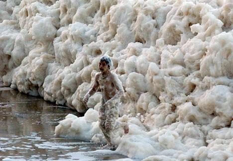 Deniz Bir Gecede Köpürdü