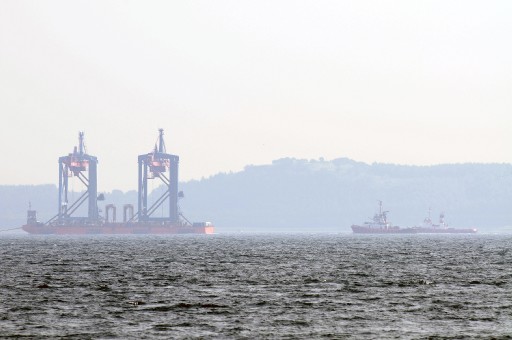 Dev Vinç Gemisi Çanakkale'den Geçti