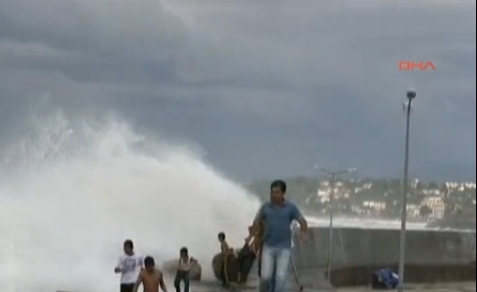 Dev Dalgalar Sahilleri Vurdu