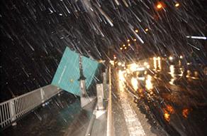 Gemilerin Üzerine Düşebilir!