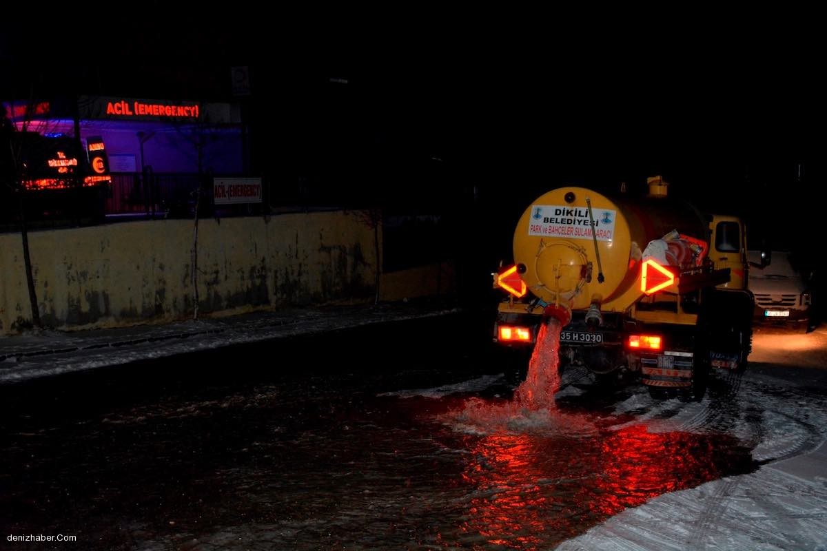 Dikili’de buzlanan yollara deniz sulu çözüm