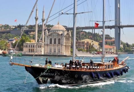 Divanın Külleri Boğazla Buluştu