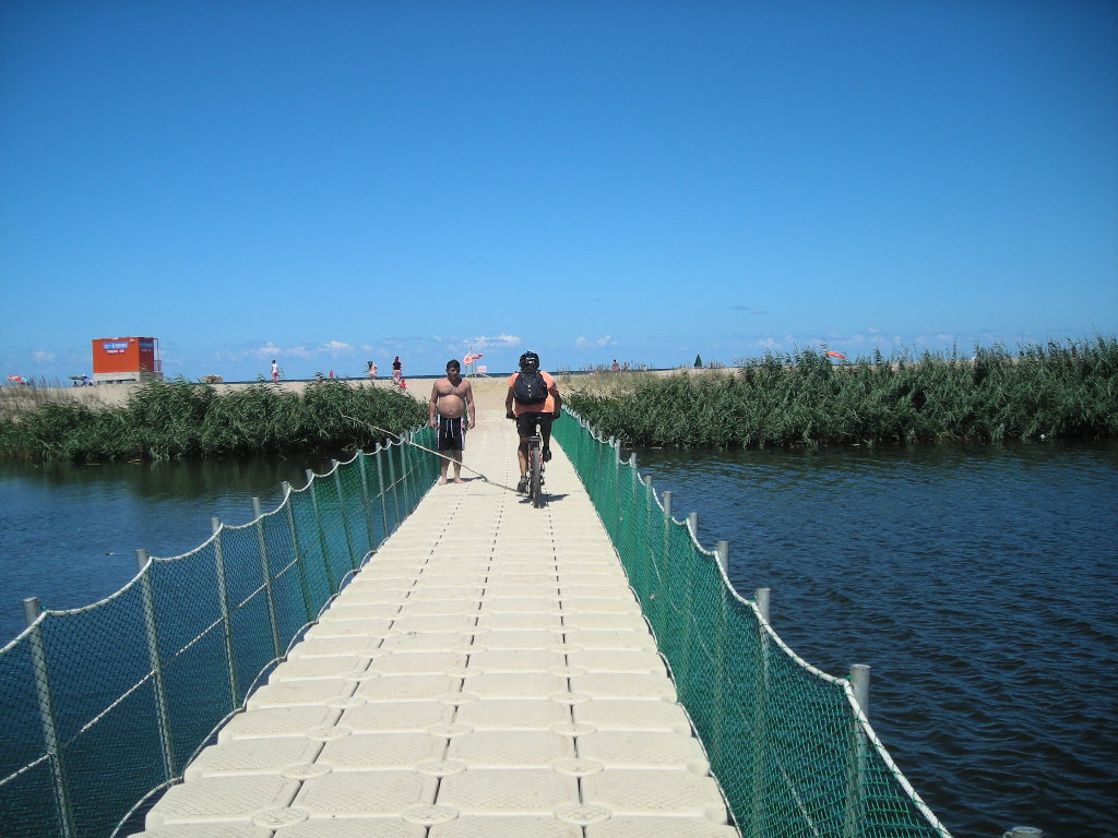 Karşı Kıyıya Yüzer Köprü İle Geçecekler