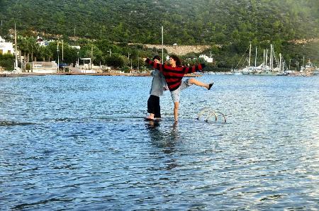 Bodrum&#039;da Deniz Üzerinde Yürüyüş