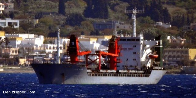 Ege’de Kuru Yük Gemisi Karaya Oturdu