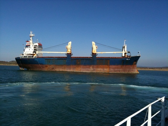 Bozcaada yakınlarında gemi karaya oturdu