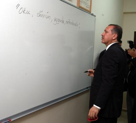 Erdoğan Hayat Felsefesini Tahtaya Yazdı