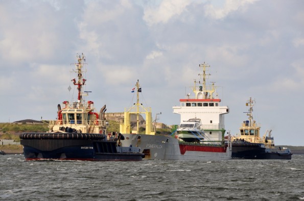 Arıza Yapan Esmeralda'yı 2 Römorkör Çekti