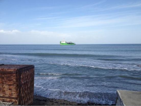 Girne'de esrarengiz bir gemi karaya oturdu