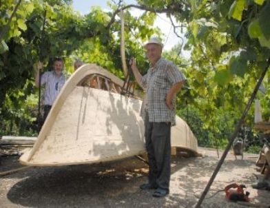 Evinin Çatısında Kayık Yapıyor