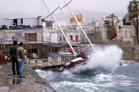Ege&#039;de Fırtına Hayatı Felç Etti