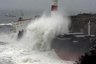 Dev gemi fırtınada ikiye bölündü