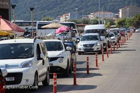 Eceabat iskelesinde feribot kuyruğu 4 kilometre