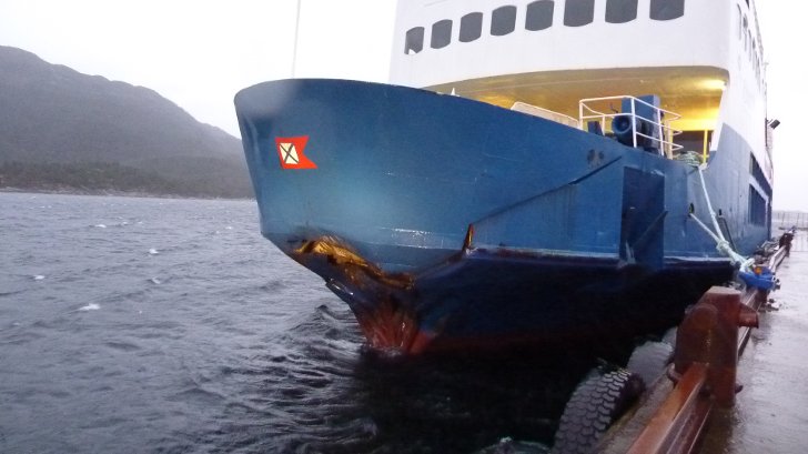 Feribot Kayalıklara Bindirdi: 3 Yaralı