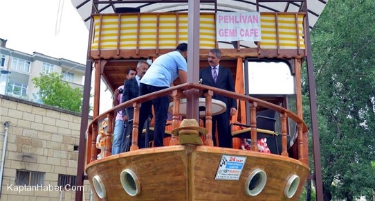 Denizden kilometrelerce uzakta "gemi kafe" açtı