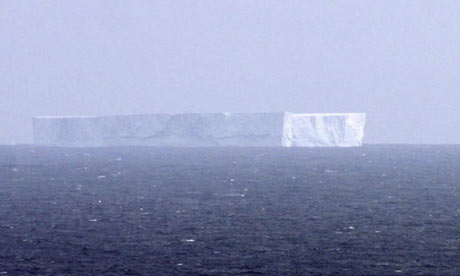 Devasa Bir Buzdağı Hızla Karaya Yaklaşıyor