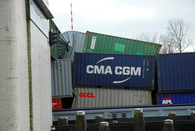 Konteyner gemisi köprü altında sıkıştı!