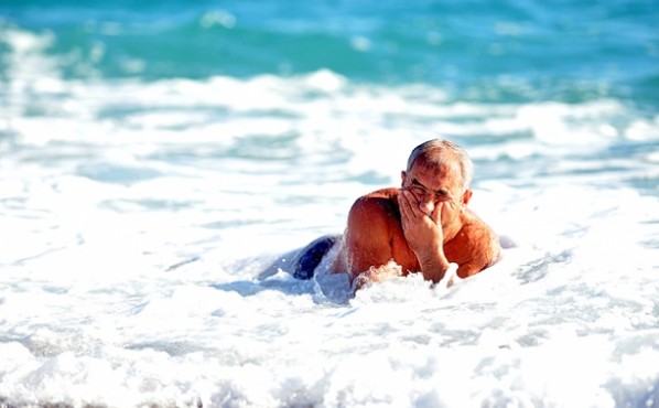 Antalya’da bazı turistler denize girdi.