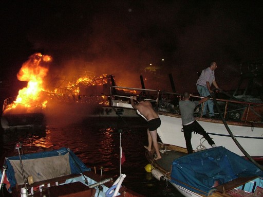 Foça'da Teknelerde Yangın