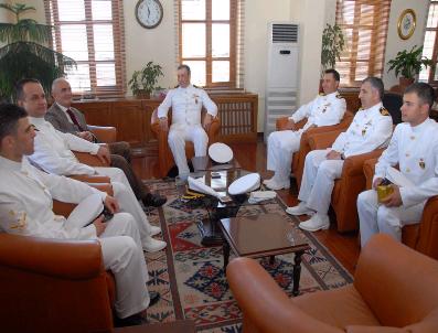 Savaş Gemisi Komutanlarından Başkan'a Ziyaret