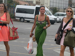 İngiliz uçak gemisi İzmir&#039;de jilet olacak