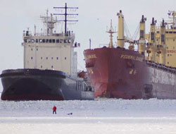 Buzda sıkışan gemiyi, buzkıran kurtardı
