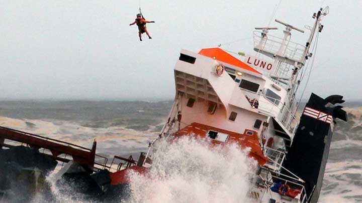 Dalgalar Gemiyi İkiye Böldü