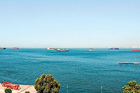 Gemiler, körfezde kuyruk oluşturdu