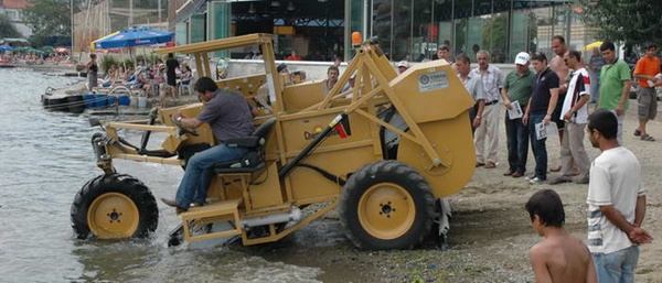 Gemlik sahillerine temizleme aracı