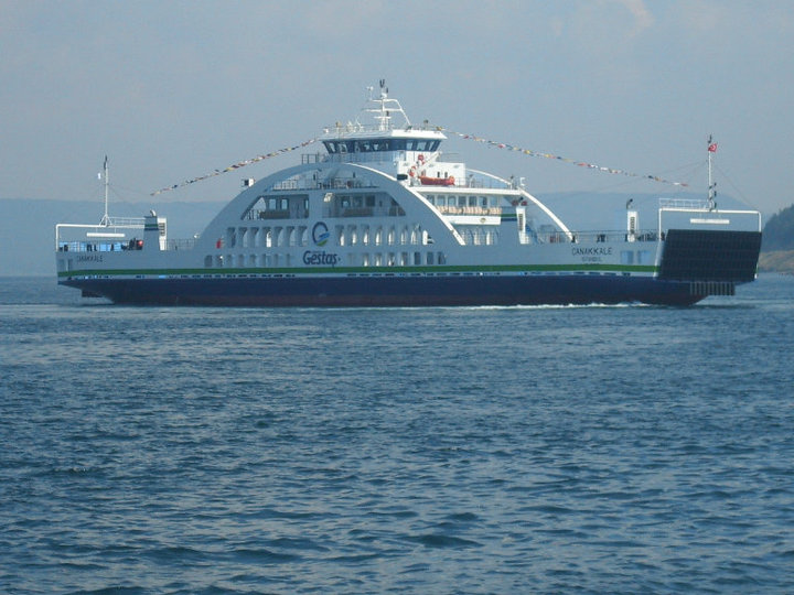 Çanakkalede  arabalı vapur iskeleye çaptı